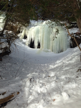Frozen waterfall near the lake in ontario Canada の素材