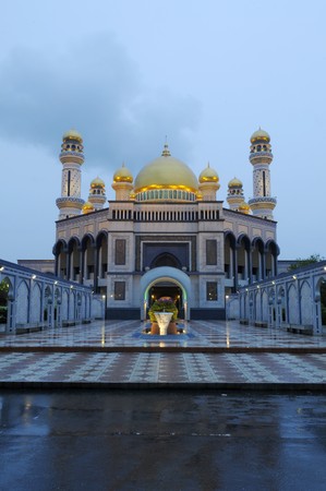 The JameâAsr Hassanal Bolkiah mosque at early aveningの写真素材
