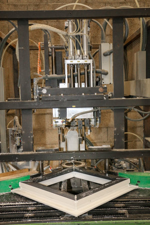 Machine tool for the manufacture of pvc joinery