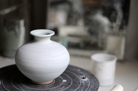 Several raku art pots inside of a pottery shopの写真素材