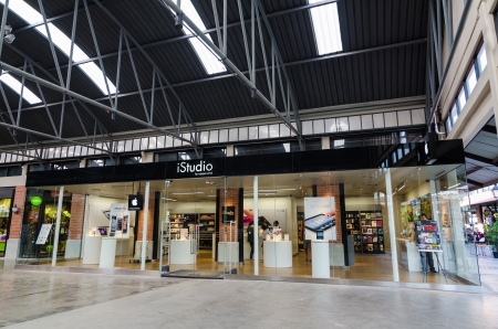BANGKOK - SEPTEMBER 8:  people shopping at iStudio on September 8, 2012 at ASIATIQUE The Riverfront, Bangkok, Thailand. Over 40 iStudio stores (Apple Reseller) in Thailand.のeditorial素材
