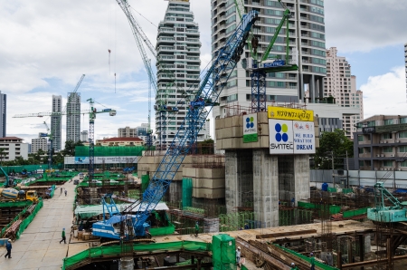 BANGKOK - OCTOBER 8 : Construction site with multiple cranes at Sukhumvit road on October 8, 2012 in Bangkok, Thailand.のeditorial素材