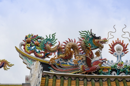 Colorful dragon statue on Chinese temple roof, Asian style Artのeditorial素材