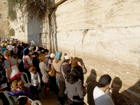 The crowd of pilgrims prays at the Wailing Wall in Jerusalem, Israelのeditorial素材