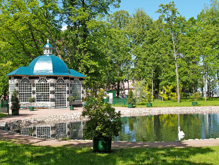 PETERHOF, RUSSIA - JUNE 11, 2008: A view of the Open-air cage pavilion in Nizhny parkのeditorial素材