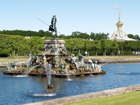 PETERHOF, RUSSIA - JUNE 11, 2008: The Neptune fountain in the Top gardenのeditorial素材