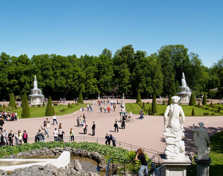 PETERHOF, RUSSIA - JUNE 11, 2008: A view of the Roman fountains in Nizhny parkのeditorial素材