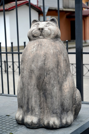 ZELENOGRADSK, RUSSIA - AUGUST 21, 2016: Sculpture of a cat, close upのeditorial素材