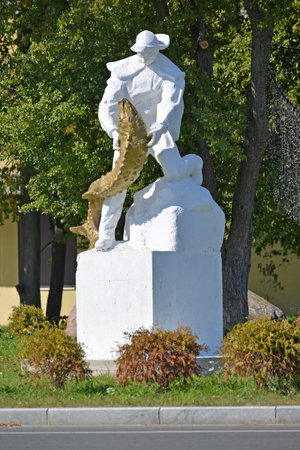 PIONEER, RUSSIA - AUGUST 22, 2015: A monument to the fisherman with a sturgeon in handsのeditorial素材