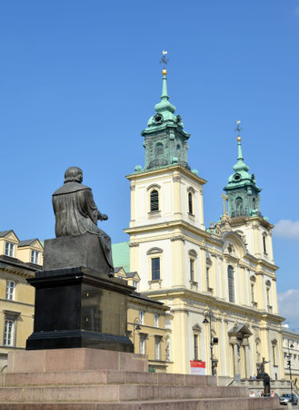 WARSAW, POLAND - AUGUST 23, 2014: Monument to Nicolaus Copernicus and church of the Sacred Crossのeditorial素材