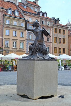 WARSAW, POLAND - AUGUST 23, 2014: The Warsaw siren at Rynok square of the Old cityのeditorial素材