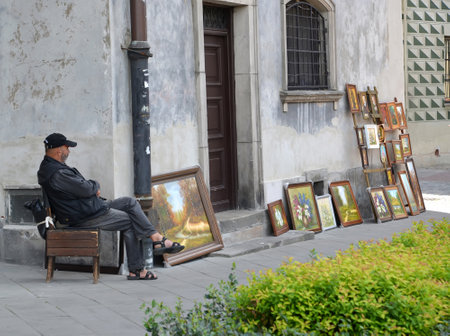WARSAW, POLAND - AUGUST 23, 2014:  The artist sells the works on the street of the Old cityのeditorial素材