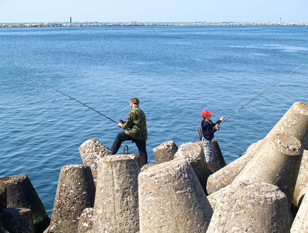BALTIYSK, RUSSIA - APRIL 24, 2011: Fishermen catch a sprat from tetrapod
のeditorial素材