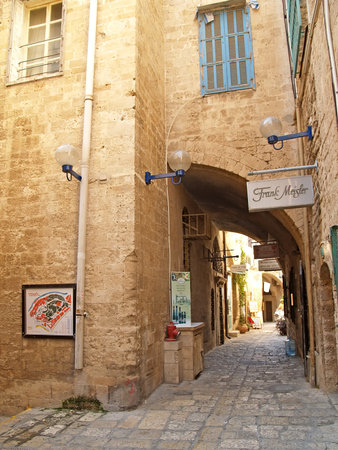 YaFFO, ISRAEL - OCTOBER 04, 2012: The narrow small street with the sign "Frank Meisler" on a building facadeのeditorial素材