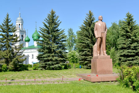 POSHEKHONJE, RUSSIA - MAY 28, 2018: A view of a monument to V.I. Lenin and Trinity Cathedral in sunny dayのeditorial素材
