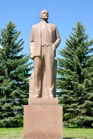 POSHEKHONJE, RUSSIA - MAY 28, 2018: A monument to V.I. Lenin against the background of the blue skyのeditorial素材