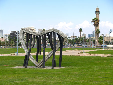 TEL AVIV, ISRAEL - OCTOBER 05, 2012: A sculpture "A harp, the sea and a breeze" in Charles Klor's parkのeditorial素材