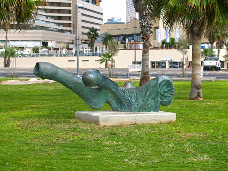 TEL AVIV, ISRAEL: OCTOBER 05, 2012: A sculpture Elie Ilan "Victim" in Charles Klor's parkのeditorial素材