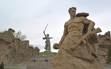 VOLGOGRAD, RUSSIA - APRIL 23, 2017: Sculpture "To a step backwards!" on the square "To die in the last ditch!", walls ruins and main monument. Mamayev Kurganのeditorial素材