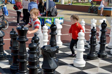 ZELENOGRADSK, RUSSIA - SEPTEMBER 09, 2018: Children play street chessmen. Kaliningrad regionのeditorial素材