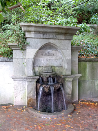 ALUPKA, CRIMEA - SEPTEMBER 11, 2011: The Elena fountain in the Vorontsovsky parkのeditorial素材