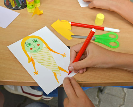KALININGRAD, RUSSIA - JULY 08, 2018: The children's hand paints paper applique. Children's master classのeditorial素材