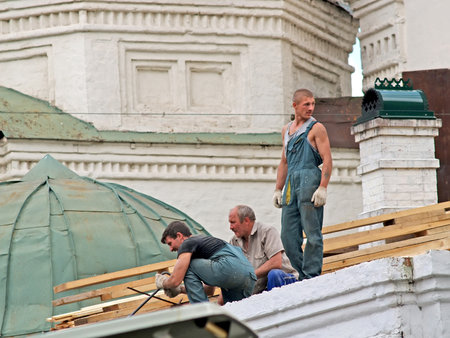 YAROSLAVL, RUSSIA - JUNE 18, 2008: Workers repair a roof of the church buildingのeditorial素材