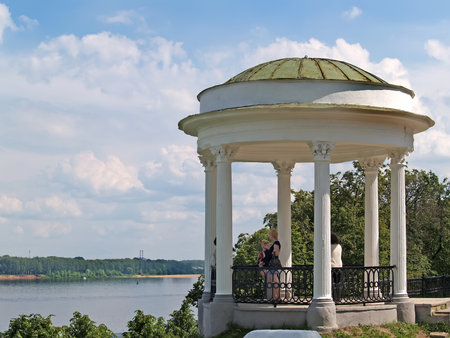 YAROSLAVL, RUSSIA - JUNE 18, 2008: A rotunda on the bank of Volga in sunny dayのeditorial素材