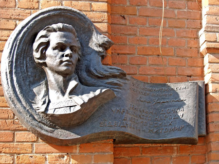 ZHYTOMYR, UKRAINE - JUNE 25, 2007: A commemorative plaque in memory of Lesya Ukrainka. The Ukrainian text - Lesya Ukrainka in 1880-90 visited Zhytomyrのeditorial素材