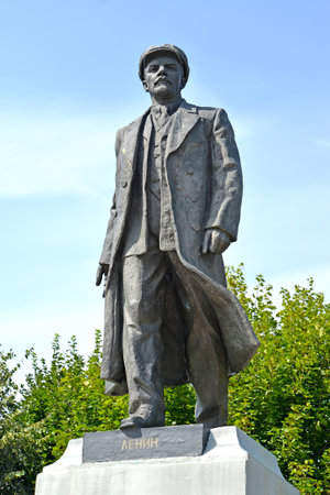 CHERNYAKHOVSK, RUSSIA - AUGUST 16, 2019: Monument to V.I. Lenin against the skyのeditorial素材