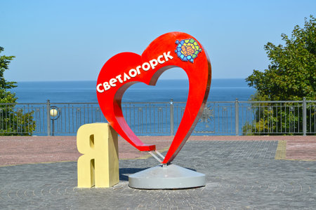 SVETLOGORSK, RUSSIA - AUGUST 27, 2019: An art object "I love Svetlogorsk" against the background of the Baltic Sea. Kaliningrad region. The Russian text - Svetlogorskのeditorial素材