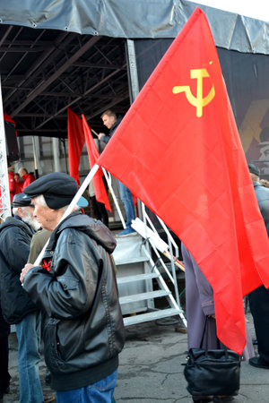 KALININGRAD, RUSSIA - NOVEMBER 07, 2017: Elderly man holds red USSR flag at CPRF rallyのeditorial素材