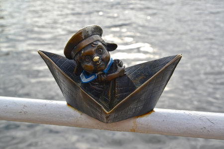 KALININGRAD, RUSSIA-OCTOBER 06, 2019: Sculpture of homlin-sailor in a paper boat on the background of the riverのeditorial素材
