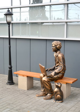 KALININGRAD, RUSSIA - OCTOBER 04, 2020: Sculpture group "Boy with a laptop and a cat"のeditorial素材