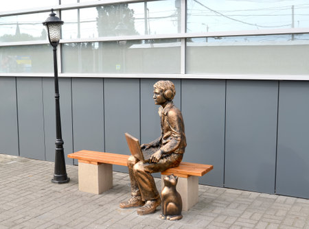 KALININGRAD, RUSSIA - OCTOBER 04, 2020: Sculpture group "Boy with a laptop and a cat"のeditorial素材