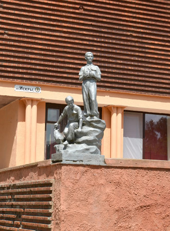 SOVIETSK, RUSSIA - JULY 01, 2019: The sculptural group "Pioneers" on the building of the former Tilsit Masonic lodge. Kaliningrad regionのeditorial素材