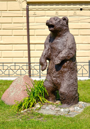 CHERNYAKHOVSK, RUSSIA - AUGUST 16, 2019: Sculpture of a brown bear on a sunny day. Kaliningrad regionのeditorial素材