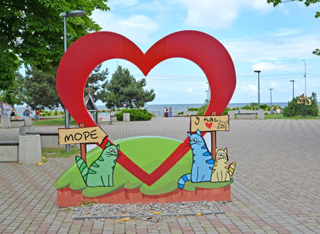 ZELENOGRADSK, RUSSIA - JUNE 27, 2021: Street thematic photozone "We have the sea" with cats. Russian textのeditorial素材