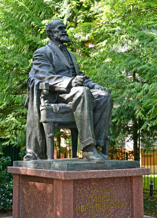 SVETLOGORSK, RUSSIA - AUGUST 07, 2022: Monument to Academician IP Pavlov. Russian textのeditorial素材