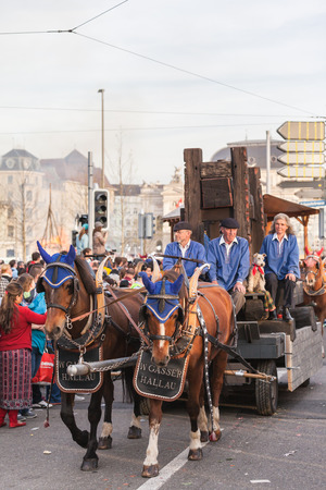 Zurich Switzerland  April 13 2015  People in traditional costumes driving carriage on the traditional annual spring parade of Guilds Sechselauten or Sachsiluute as celebration of end of winter.のeditorial素材