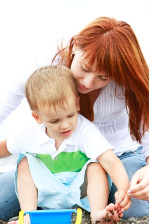 mother and son playing on beachの写真素材
