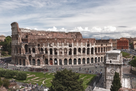 The Colosseum was built in the 70s AD and was the largest amphitheatre built during the Roman Empire  Capable of seating 70,000 spectators, the amphitheatre was used until 524 when a series of earthquakes severely damaged the structure のeditorial素材