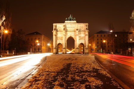 Siegestor Munich at nightの写真素材