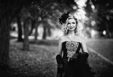 A woman walks in autumn parkの写真素材