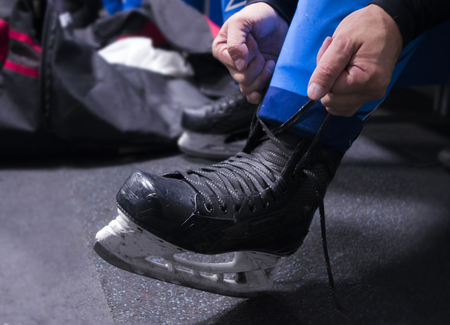 hands tying shoelaces of iceの写真素材