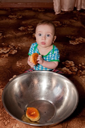 A nice guy who eats a donut of a large bowl.の写真素材