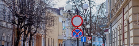 Traffic stops are prohibited, and other street signs.の写真素材