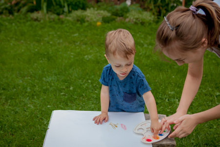 Mom teaches to paint the colors of a little boy.
