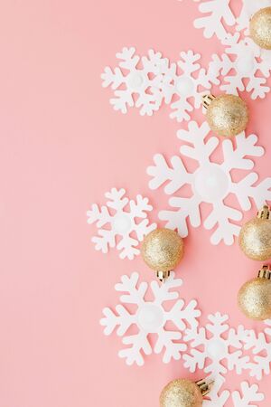 Christmas gift in women's hands and notebook on a pink background, a view from above.の写真素材