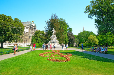 VIENNA, AUSTRIA - JULY 28: Tourists visit the monument to Mozart on July 28, 2013 in Vienna, Austria. The Mozart monument in Vienna was built by the sculptor Viktor Tilgner in 1896.のeditorial素材